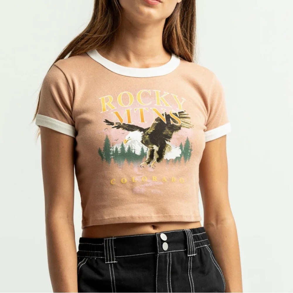 Full Tilt Tan and White Rocky Mountain Graphic Ringer Crop Top
Size: XS